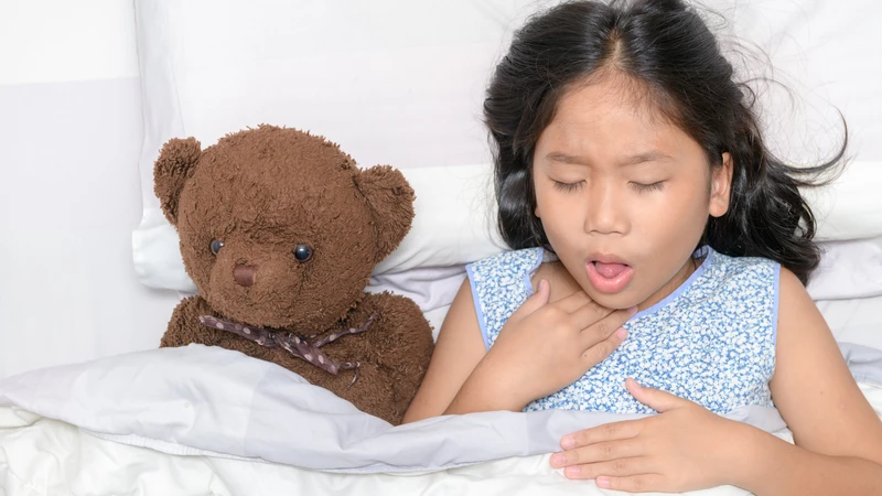 Trẻ ho kéo dài hoặc thành từng cơn nên đi khám để được bác sĩ đánh giá