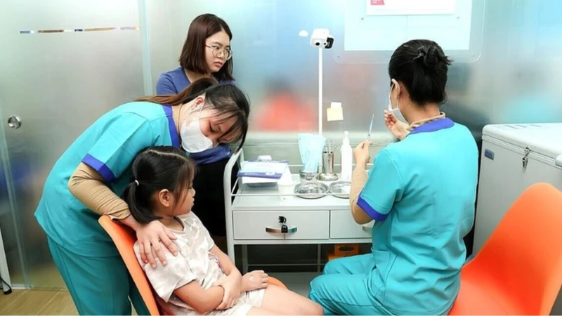 Tiêm vắc xin là biện pháp bảo vệ trẻ trước bệnh ho gà nguy hiểm