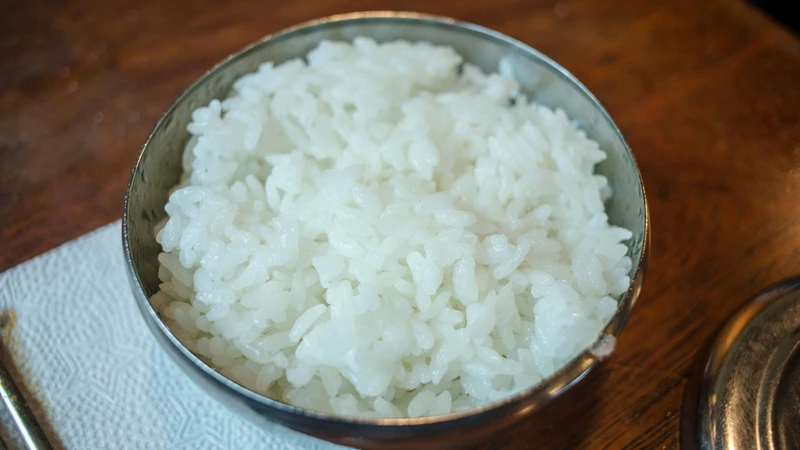 Nhiều người áp dụng mẹo nuốt cơm nắm để mong đẩy xương xuống