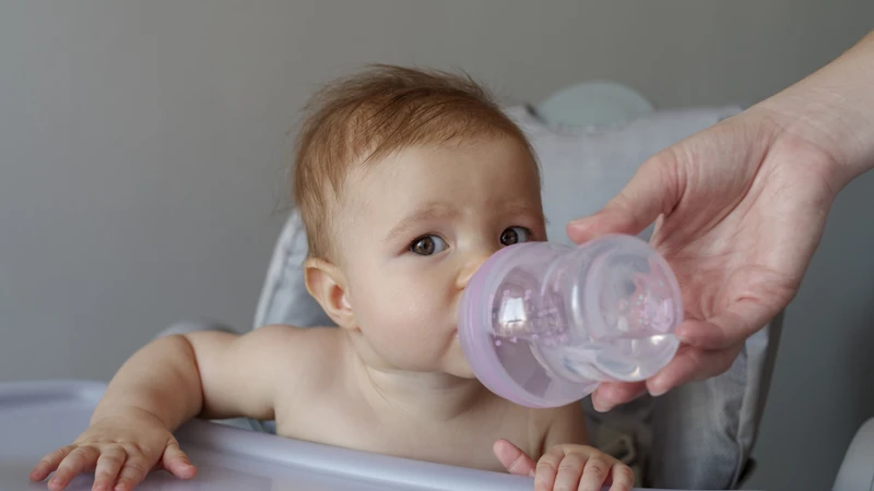 Người bệnh đi tiểu với lượng nhiều và thường xuyên khát nước do thận giảm khả năng tái hấp thu muối và cô đặc nước tiểu