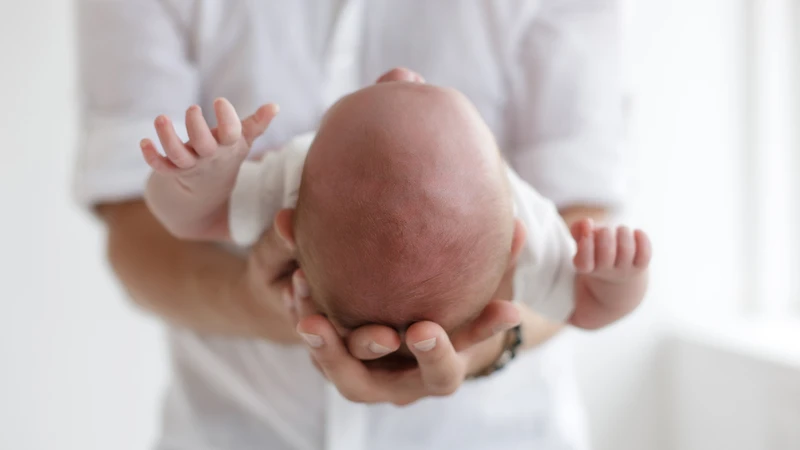 Trẻ mắc hội chứng Cornelia de Lange thường có vòng đầu nhỏ hơn mức dự kiến theo tuổi và giới