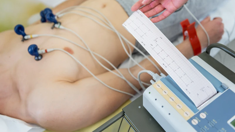 Điện tâm đồ giúp phát hiện kéo dài khoảng QT hoặc rối loạn nhịp liên quan đến hạ kali và hạ magie