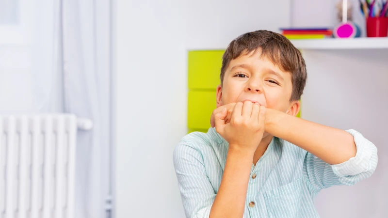 Trẻ thường có hành vi tự gây tổn thương như cắn môi, lưỡi, niêm mạc miệng hoặc ngón tay bản thân hoặc có thể gây thương tích khác