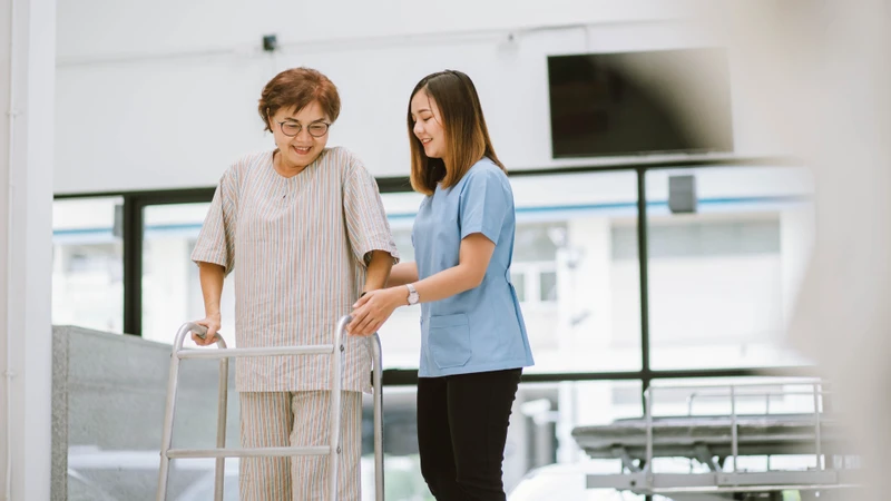 Vận động sớm sau phẫu thuật hoặc trong thời gian nằm viện, đi lại và thay đổi tư thế theo hướng dẫn của nhân viên y tế