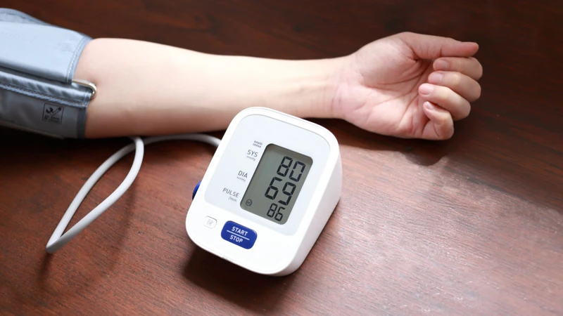 Bệnh nhân có triệu chứng huyết áp giảm, tim đập nhanh, tay chân lạnh, da tái, tiểu ít hoặc giảm tưới máu ngoại