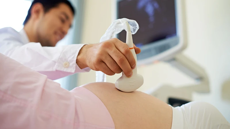 Siêu âm trước sinh có thể phát hiện các bất thường thận hoặc thiểu ối, từ đó gợi ý chẩn đoán ngay trong thai kỳ