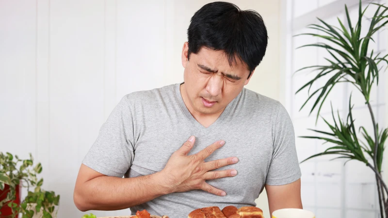 Rung thanh giảm, gõ đục và rì rào phế nang giảm là bộ ba dấu hiệu điển hình trong tràn dịch màng phổi