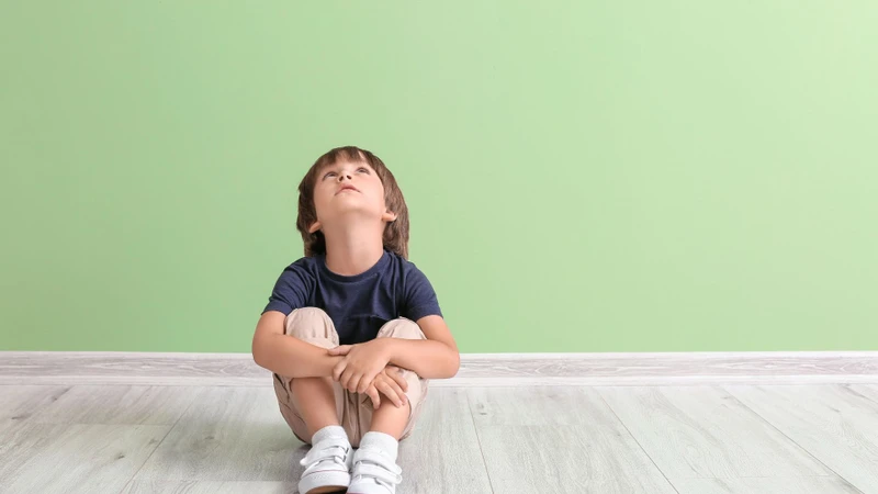 Trẻ khó duy trì hội thoại, khó kết bạn, khó hiểu cảm xúc và ý định của người khác