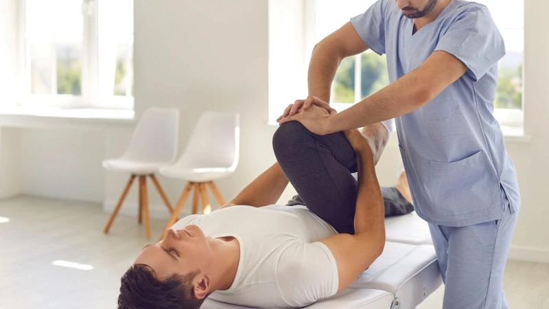 Khám lâm sàng giúp nhận diện triệu chứng, xác định điểm đau vùng cơ hình lê, đánh giá tầm vận động