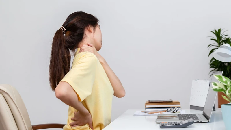 Người bệnh thường cảm thấy đau âm ỉ hoặc căng tức vùng cổ, gáy và vai, tăng sau khi ngồi hoặc cúi đầu lâu