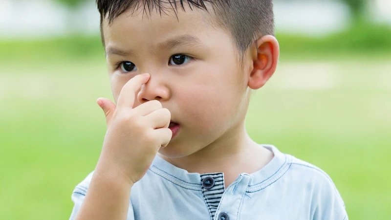 Hội chứng Tourette biểu hiện chủ yếu bằng các tic vận động và tic âm thanh xuất hiện lặp đi lặp lại, không có mục đích