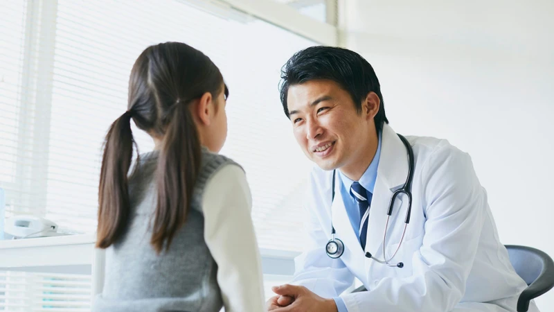 Đưa trẻ đi khám khi xuất hiện tic kéo dài hoặc ảnh hưởng đến sinh hoạt