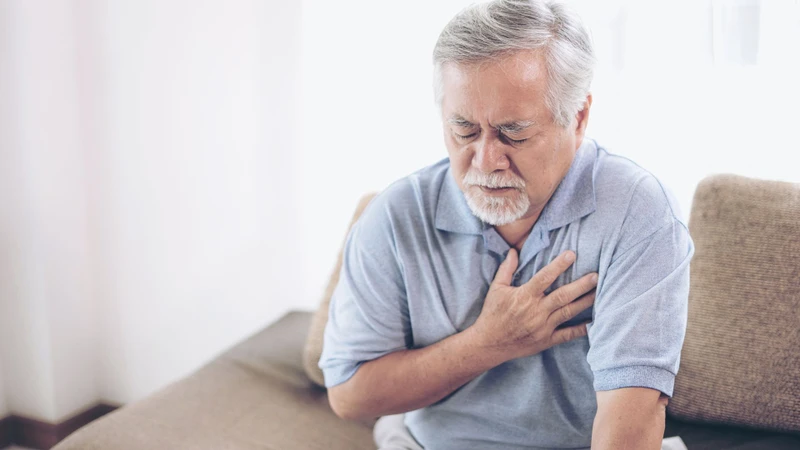 Bệnh nhân có cảm giác đè nặng, bóp nghẹt hoặc nóng rát sau xương ức, kéo dài trên 20 phút
