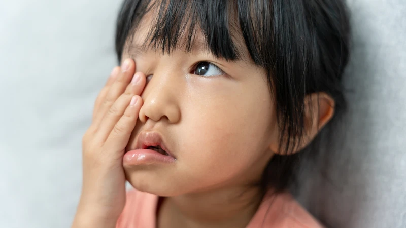 Khi trẻ đau mắt, đau đầu dữ dội hoặc nhìn mờ, cha mẹ nên đưa trẻ khám