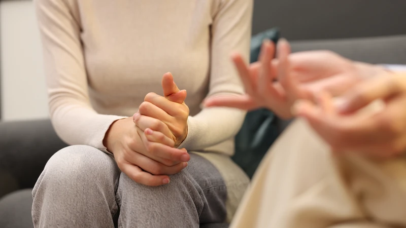 Bác sĩ chuyên khoa sẽ trò chuyện với người bệnh và người thân để tìm hiểu chi tiết về các triệu chứng