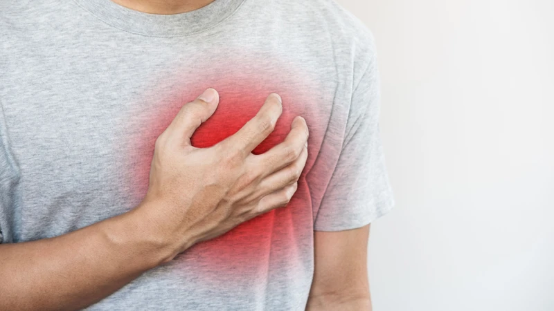 Đau ngực kiểu viêm màng ngoài tim là triệu chứng đặc trưng của hội chứng Dressler
