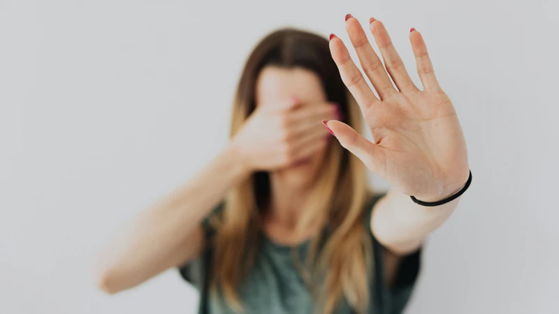 Người mắc hội chứng PTSD thường cố gắng tránh xa mọi thứ có liên quan đến sự kiện sang chấn