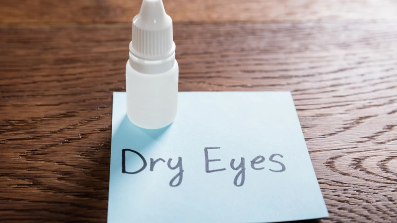 Nhỏ nước mắt nhân tạo giúp giảm triệu chứng khô mắt gây ra bởi hội chứng Sjogren
