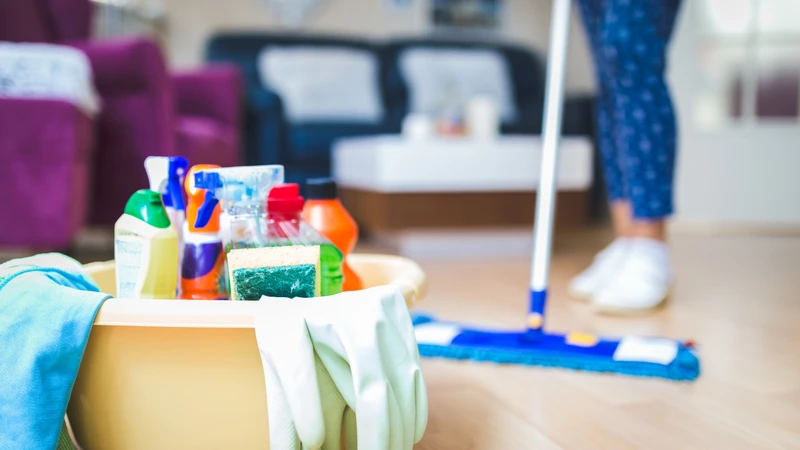 Việc dọn dẹp không ngừng nghỉ là một dấu hiệu phổ biến của hội chứng sợ bẩn