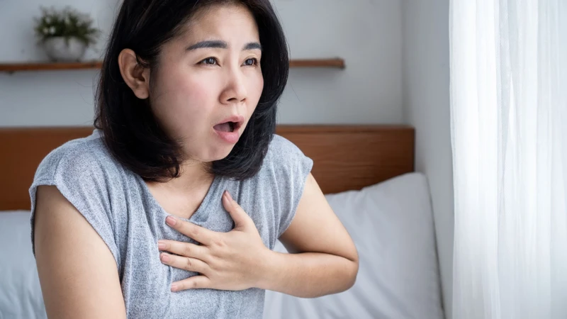 Khi đối diện trực tiếp với biển người bệnh có thể sợ hãi quá mức kèm theo đó là run rẩy