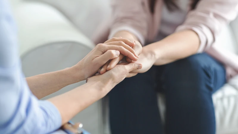 Hỗ trợ từ chuyên gia tâm lý có thể giúp người bệnh từng bước thay đổi phản ứng sợ hãi