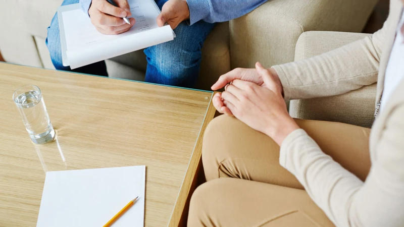 Bác sĩ đánh giá triệu chứng và mức độ ảnh hưởng để chẩn đoán bệnh