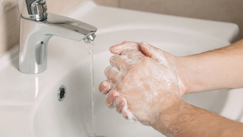 Chăm sóc và vệ sinh vết thương đúng cách giúp giảm nguy cơ vi khuẩn phát triển