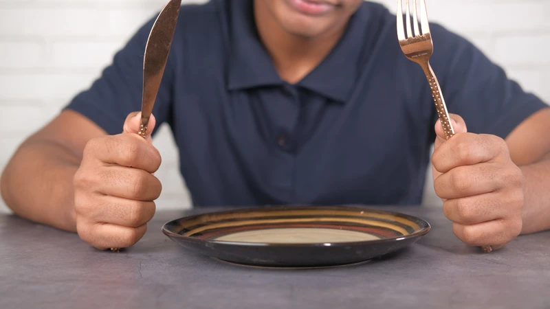 Nhận biết hội chứng thèm ăn qua dấu hiệu muốn ăn liên tục, dù cơ thể không đói hoặc đã ăn đủ no