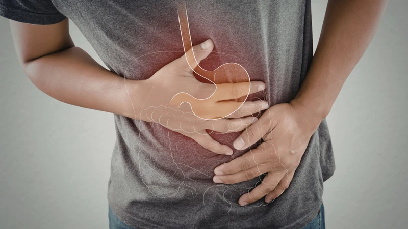 Hôi miệng do dạ dày thường xuất hiện khi trào ngược và tiêu hóa chậm kéo dài