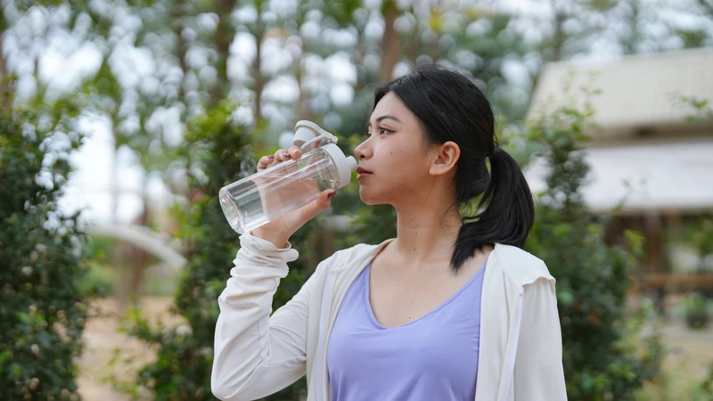 Lối sống lành mạnh và chế độ ăn cân bằng giúp kiểm soát mùi cơ thể tự nhiên