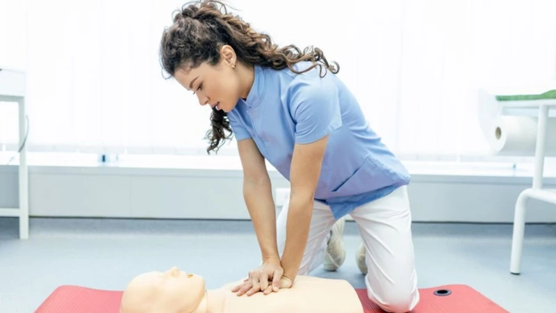 Hồi sức tim phổi giúp duy trì tuần hoàn máu và hô hấp tạm thời cho người ngừng tim