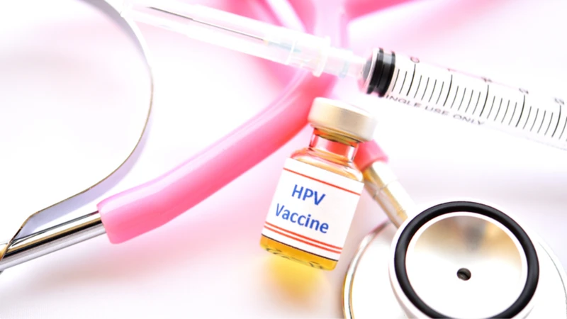 Tiêm vắc xin HPV (Gardasil 4, Gardasil 9) để ngăn ngừa HPV 6, HPV 11 và các tuýp nguy cơ cao