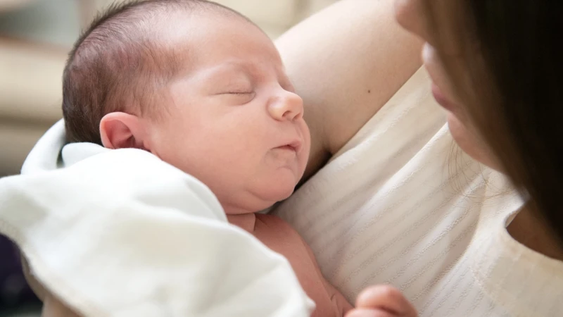 Hướng dẫn cách bế trẻ sơ sinh an toàn và đúng kỹ thuật