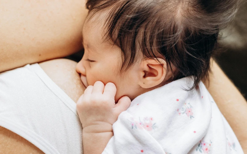 Khi bú đủ, trẻ thường tự nhả vú và có biểu hiện thư giãn sau cữ bú