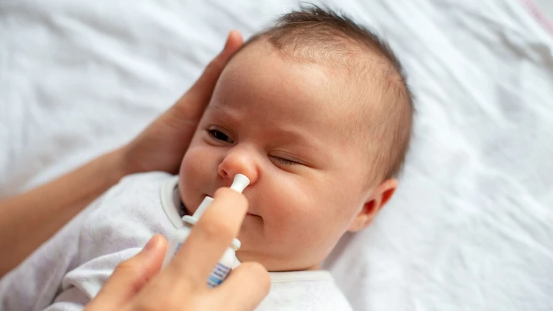 Nếu bé từ chối bú, mẹ nên xem thử bé có nghẹt mũi khó chịu hay không, để vệ sinh và điều chỉnh lại tư thế bú cho bé