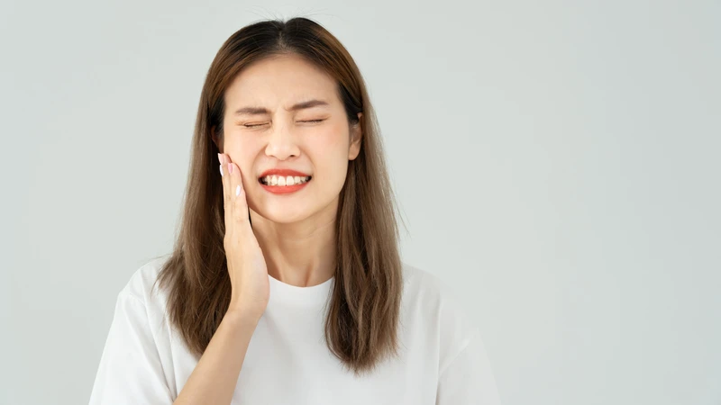 Không vệ sinh lưỡi sạch sẽ có thể làm gia tăng mảng bám và nguy cơ sâu răng
