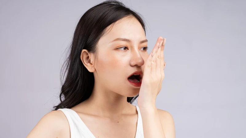 Lớp phủ trên lưỡi có thể làm tăng vi khuẩn trong miệng, ảnh hưởng đến hơi thở