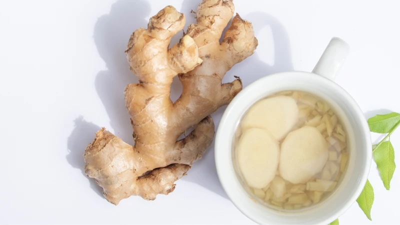 Nước gừng tươi giúp làm dịu khoang miệng và giảm cảm giác khó chịu