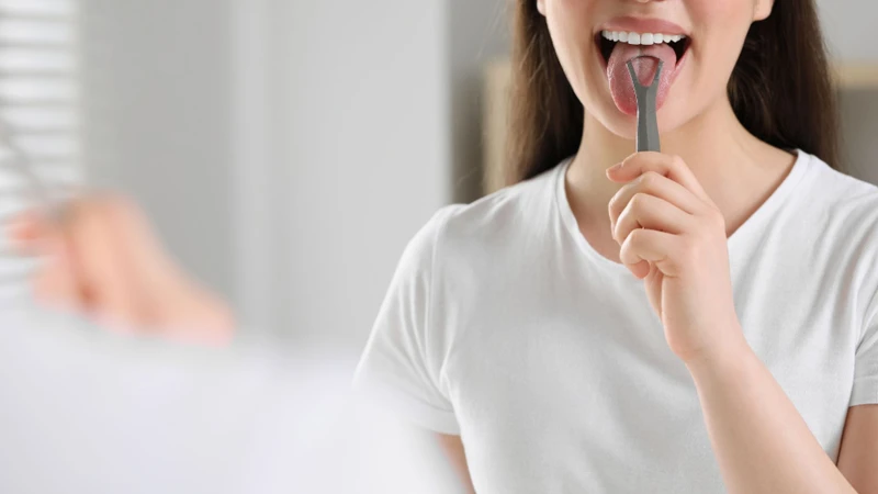 Vệ sinh răng miệng tốt giúp hạn chế tình trạng tích tụ mảng bám trên lưỡi