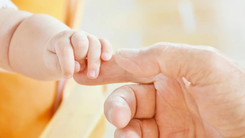 So với người lớn, móng tay của trẻ sơ sinh mỏng và phát triển nhanh đáng kể