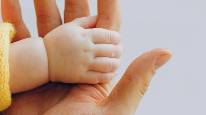 Việc giữ móng gọn gàng giúp giảm nguy cơ tổn thương ở vùng mặt và cơ thể của trẻ