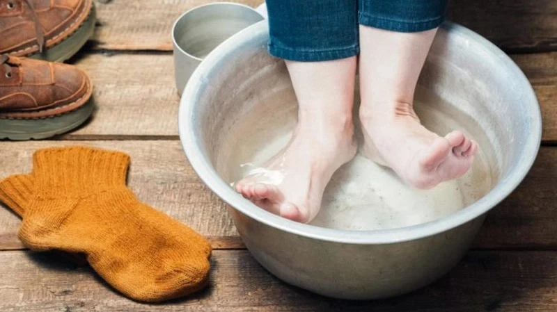 Ngâm chân nước ấm trước khi ngủ là cách hỗ trợ hiệu quả trong chăm sóc bệnh nhân rối loạn tiền đình