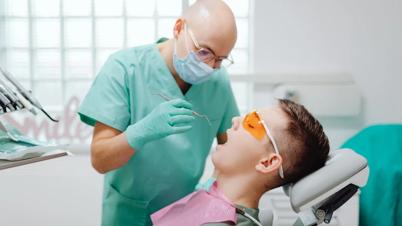 Kiểm tra sức khỏe răng miệng định kỳ giúp phát hiện và xử lý các vấn đề gây hôi miệng