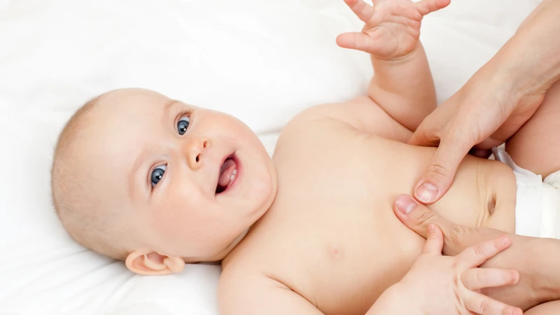 Hướng dẫn chi tiết cho mẹ cách massage bụng cho trẻ sơ sinh dễ đi ngoài 1