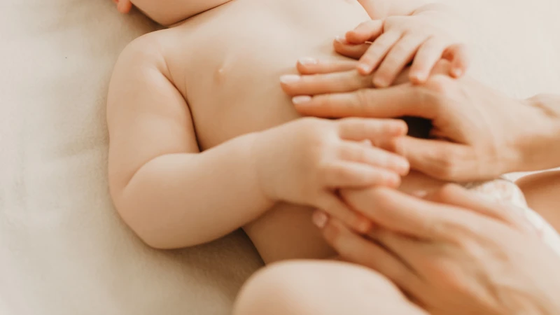 Hướng dẫn chi tiết cho mẹ cách massage bụng cho trẻ sơ sinh dễ đi ngoài 2