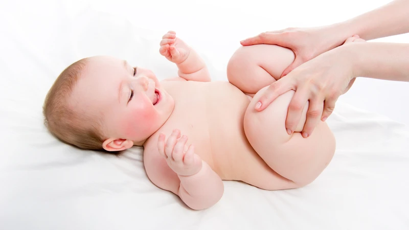 Hướng dẫn chi tiết cho mẹ cách massage bụng cho trẻ sơ sinh dễ đi ngoài 3