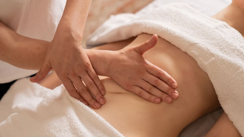Hướng dẫn chi tiết về cách massage bụng đẩy sản dịch sau sinh 1