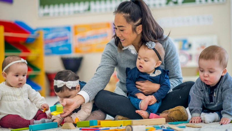Cha mẹ trò chuyện cùng con mỗi ngày giúp bé nói sớm hơn