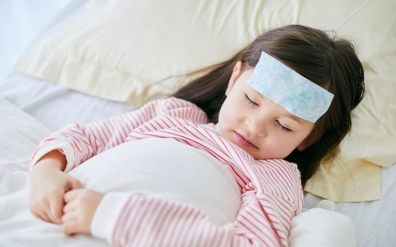 Không nên dùng miếng dán thay cho thuốc khi trẻ bị sốt