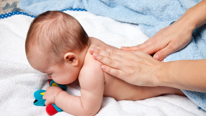 Sử dụng dầu massage an toàn và theo dõi phản ứng của trẻ
